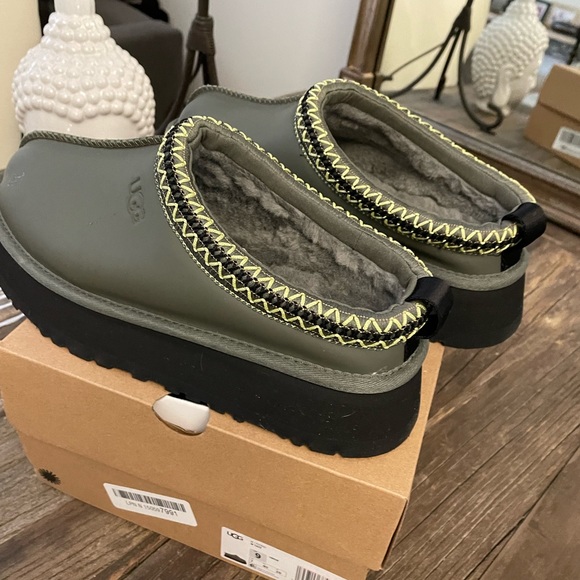 UGG Shoes - UGG Tazz size 9 brand new with box